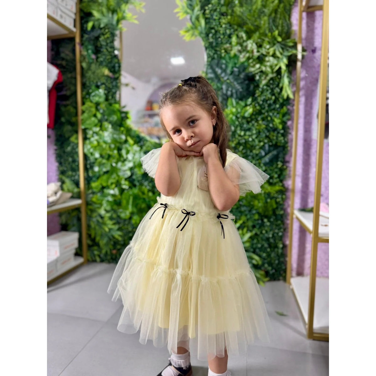 Vestido de festa infatil em tule amarelo com laços pretos